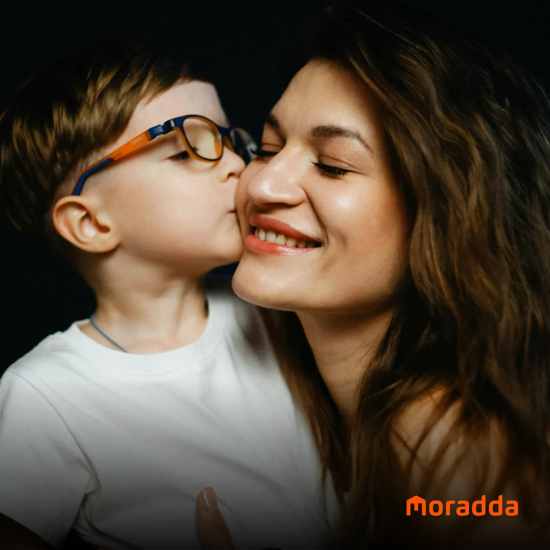 Mãe solo pode financiar imóvel? Tudo sobre renda, documentação e MCMV